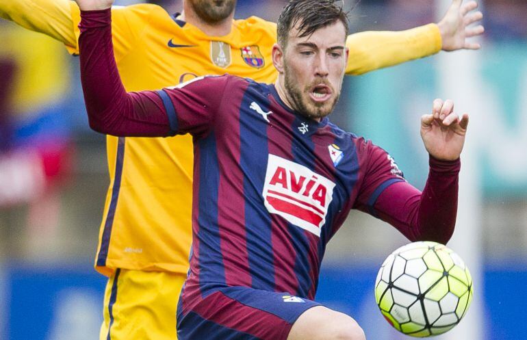 Sergi Enrich, junto a Sergio Busquets, en un partido entre el Eibar y el Barcelona.