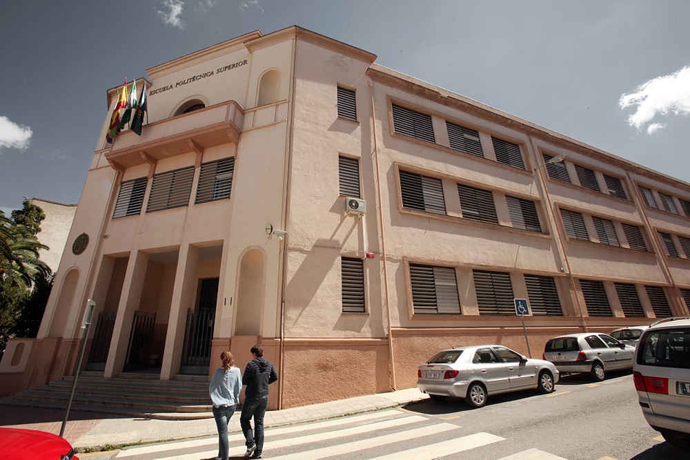 Edificio de la UJA en calle Alfonso X de Linares.