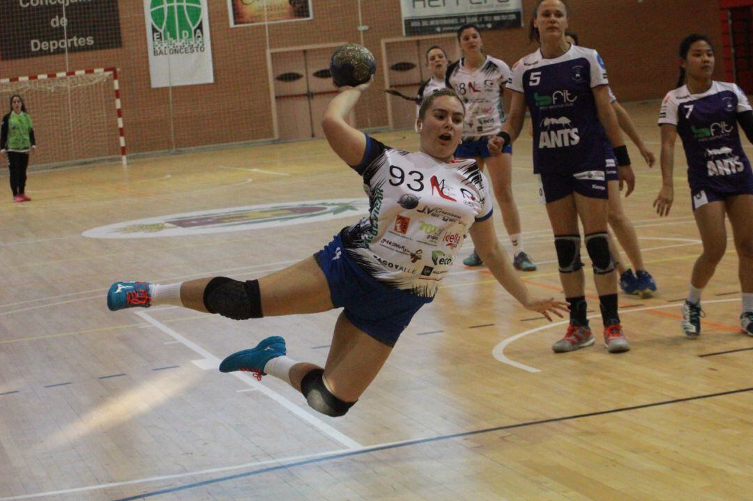 Rocío Martinez lanzando desde el lateral diestro