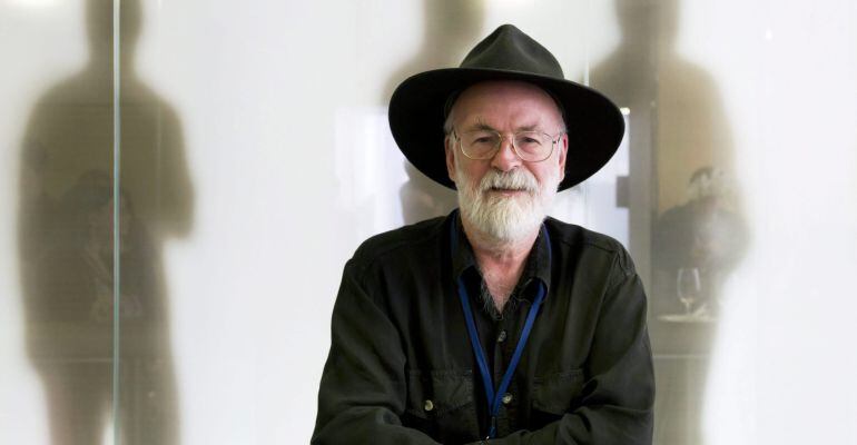 Fotografía de archivo fechada el pasado 15 de junio de 2012 que muestra al novelista británico Terry Pratchett durante una entrevista.