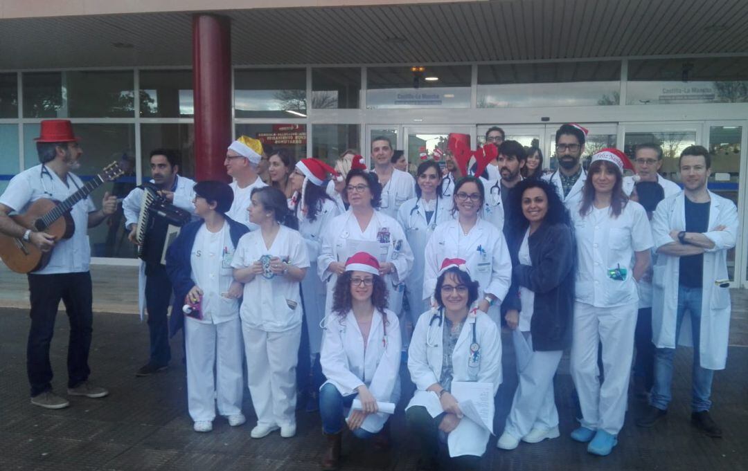 Más de una veintena de facultativos protestan ante las puertas del Hospital de Valdepeñas (Ciudad Real) con un original villancico 