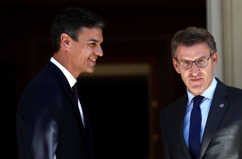 El presidente del Gobierno, Pedro Sánchez (i), recibe al presidente de la Xunta de Galicia, Alberto Núñez Feijóo, en el Palacio de la Moncloa