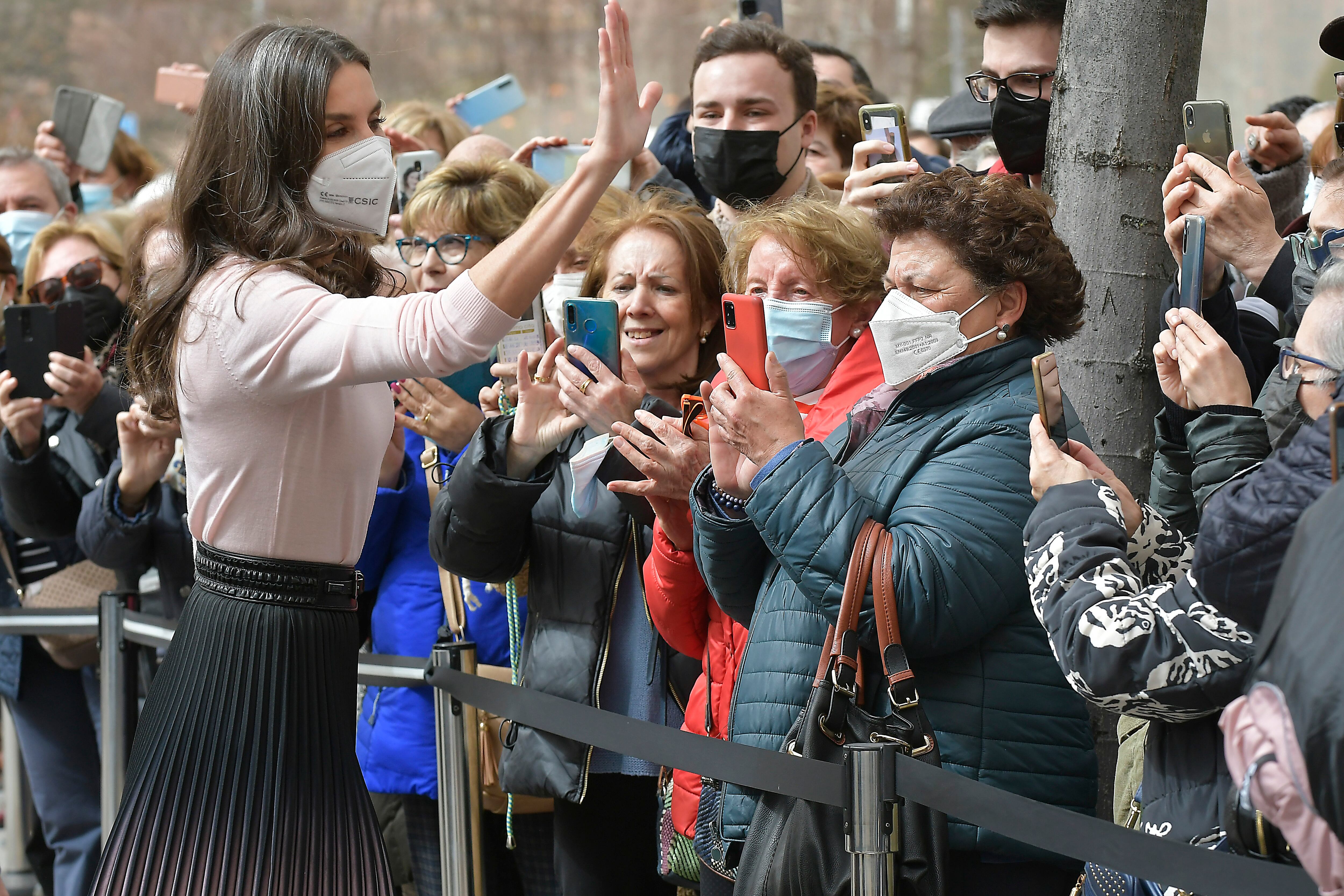 GRAF9562. LEÓN, 15/03/2022.- La reina Letizia (d) saluda tras presidir este martes el acto oficial por el Día Mundial de las Enfermedades Raras. EFE/ J.Casares
