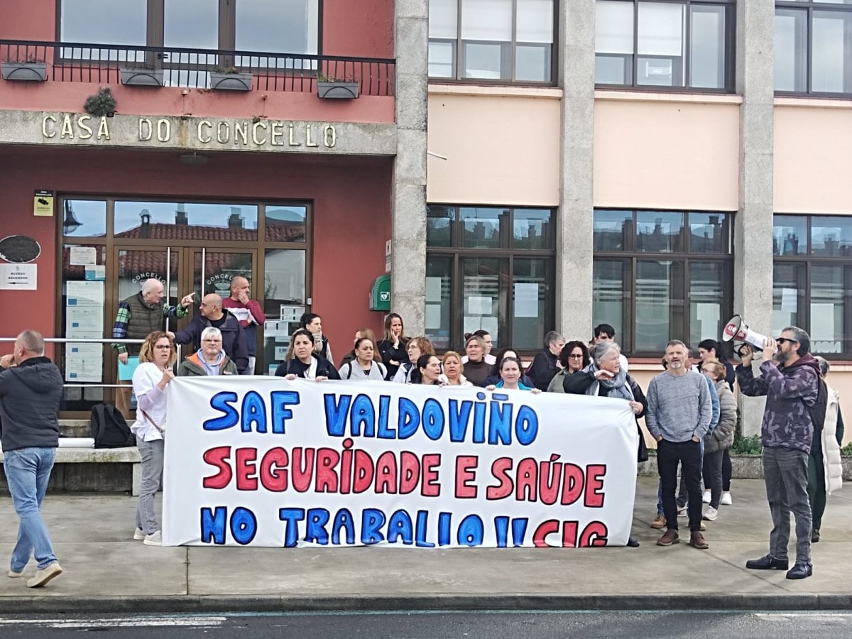 Protesta de las trabajadoras ante la casa consistorial de Valdoviño (foto: CIG)