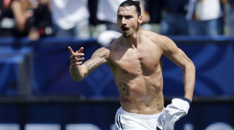 Zlatan Ibrahimovic celebra un gol con Los Ángeles Galaxy.