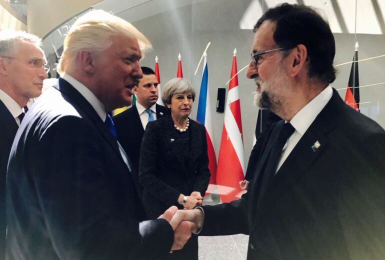 El presidente español, Mariano Rajoy, saluda al presidente americano Donald Trump