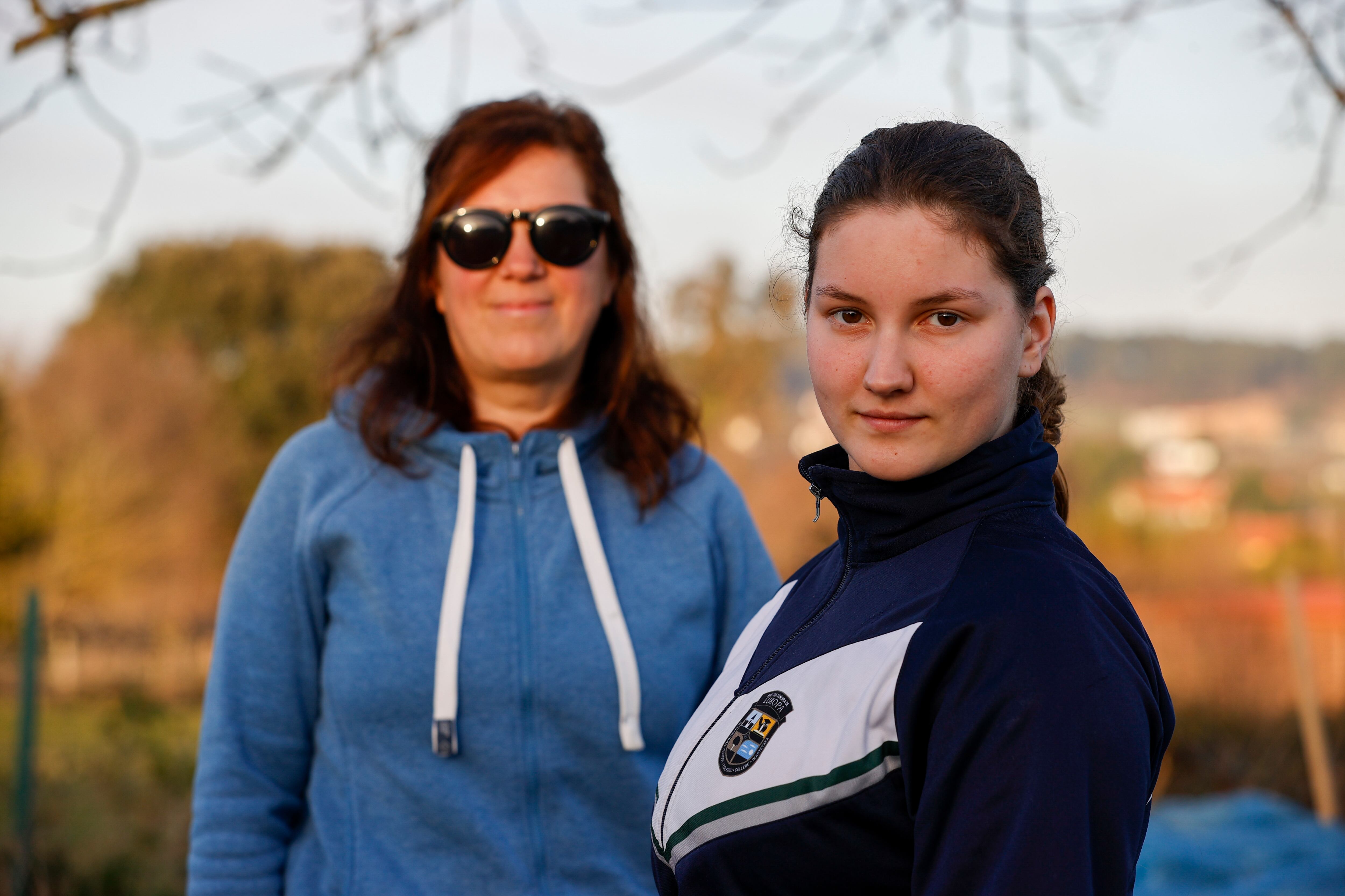 Las ucranianas Yulia, (i) de 52 años, y Rehina, (d) de 16, son las dos personas que aún permanecen en la vivienda acogida de Getxo , en Bizkaia. Rehina, afirma que quiere regresar a Ucrania, pero que resulta &quot;muy peligroso&quot;. Está matriculada en un colegio de la localidad y también compite en natación con un equipo que ganó el verano pasado el tercer puesto en el Campeonato de España.