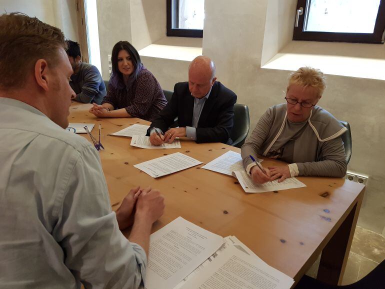 El momento de la firma del convenio