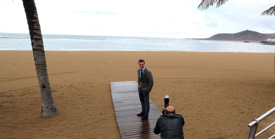 El candidato del PP a presidente del Gobierno, Pablo Casado, posa en la playa de Las Canteras este miércoles