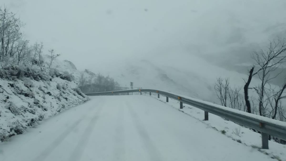 El "arriesgado" paso del Alto de la Cruz hacia Peñalba de Santiago