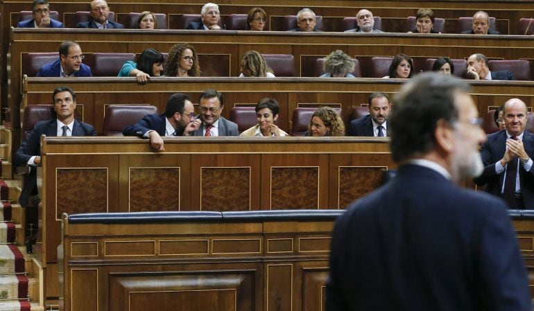 El líder del PSOE, Pedro Sánchez (i), al término de la votación de investidura del candidato a la presidencia del PP, Mariano Rajoy (d), en la que no ha logrado los votos suficientes para ser investido, hoy en el Congreso de los Diputados. 