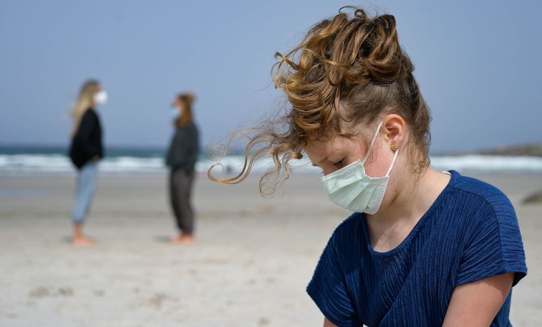 Una niña con mascarilla.