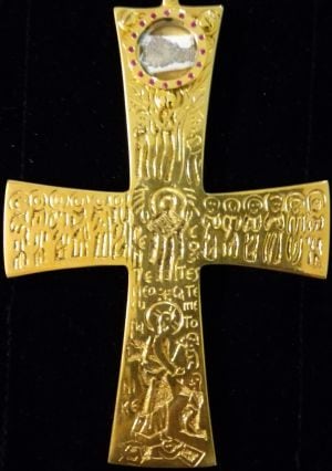 Cruz pectoral del cardenal Cañizares con la reliquia de Juan Pablo II donada a la hermandad de Los Escolapios