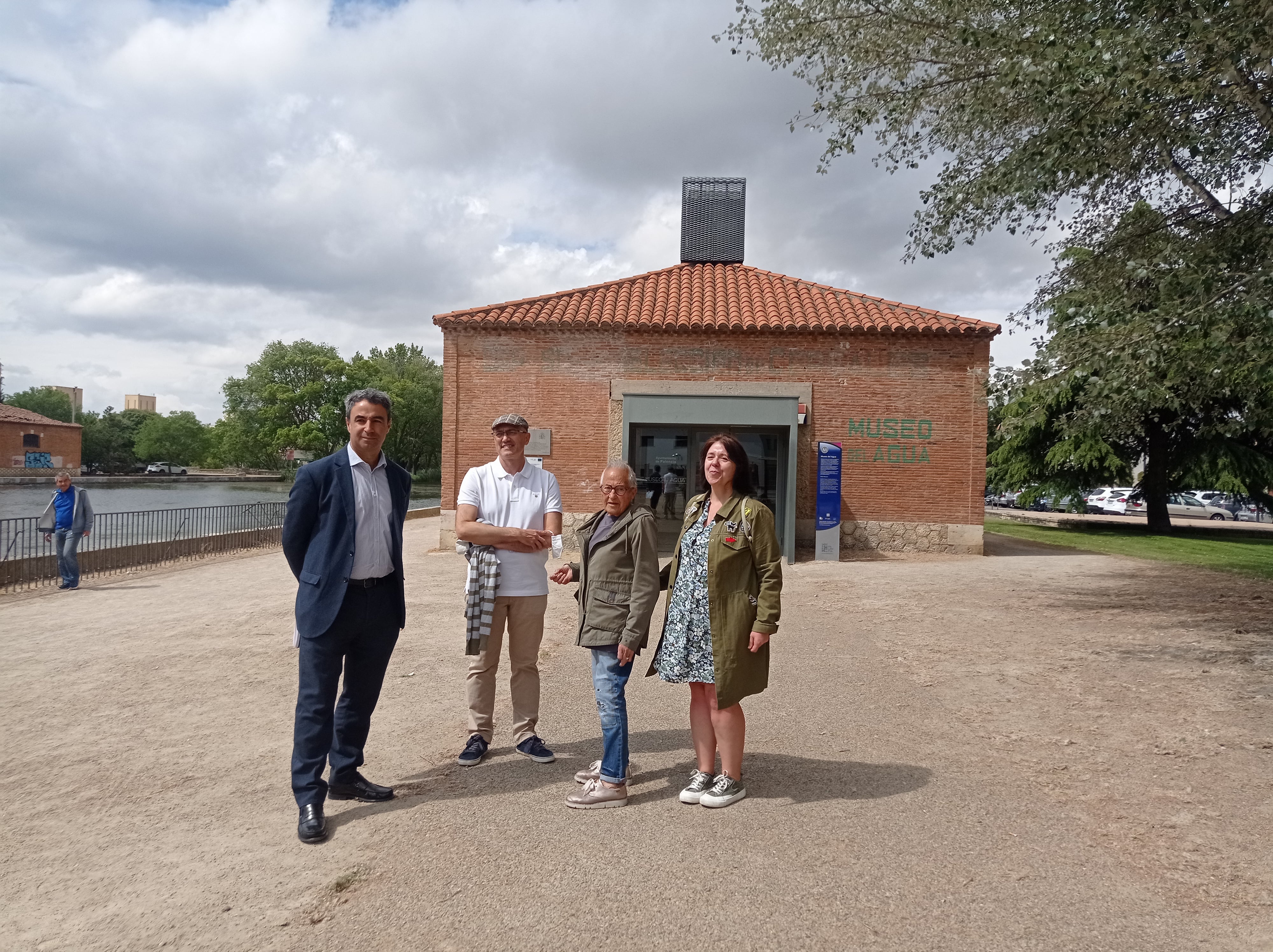 Integrantes de la Asociación Salvemos la Dársena durante una comparecencia