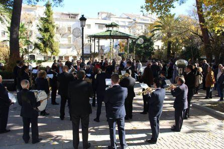 La Banda Municipal de Quesada interpretó el himno nacional mientras el alcalde realizaba el izado de la bandera