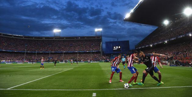 Benzema se deshace de Savic, Godín y Giménez en la jugada que terminó en el gol de Isco