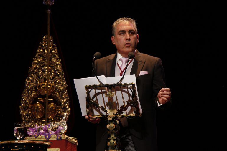 El cofrade granadino Cecilio Cabello pregonando la Semana Santa de Granada de 2016