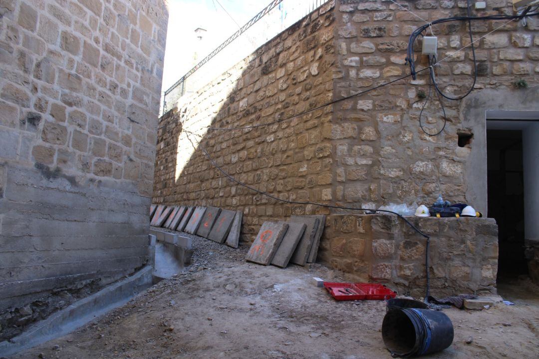 Obras de la instalación en el patio trasero del Hospital de Santiago