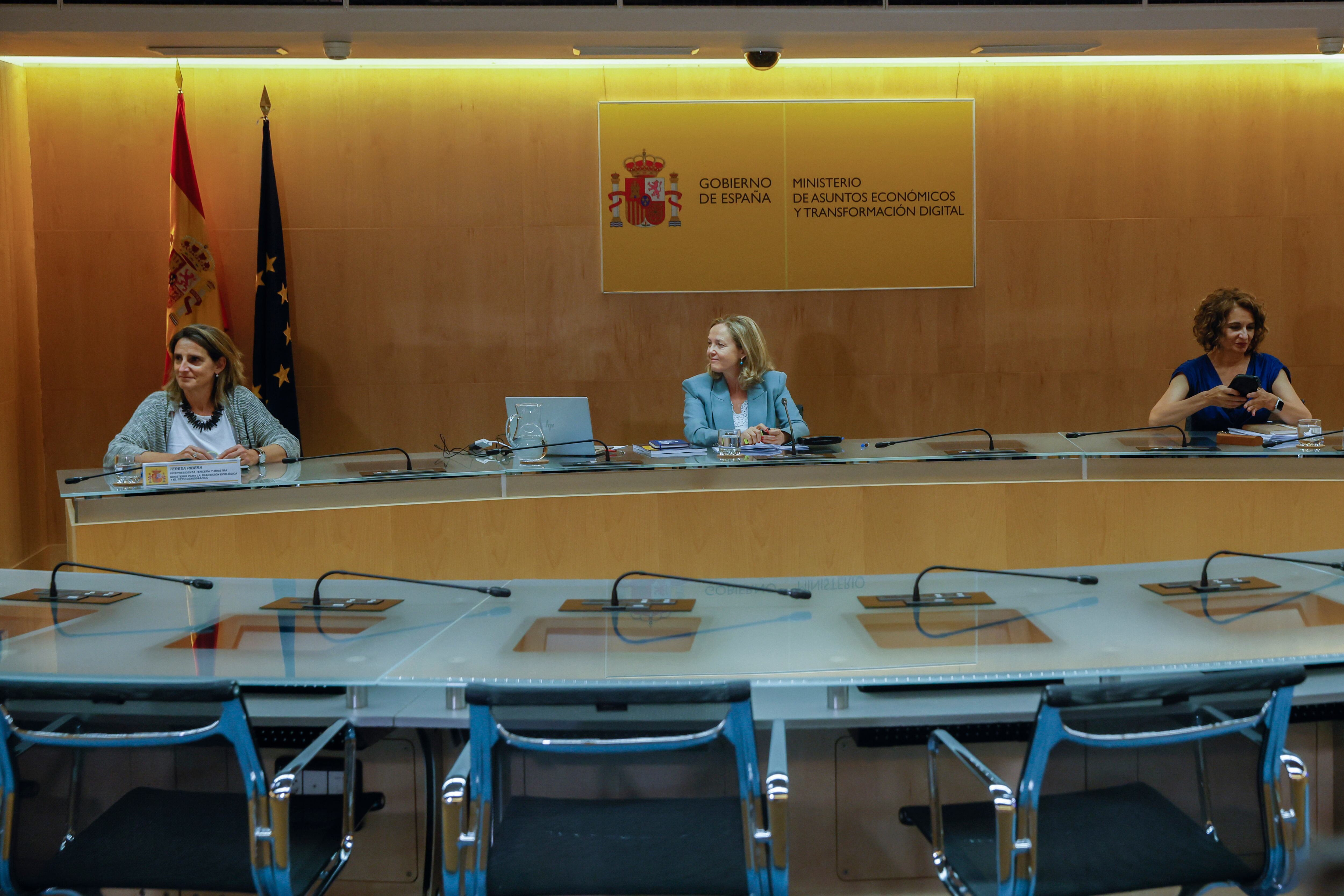 La vicepresidenta primera y ministra de Asuntos Económicos y Transformación Digital, Nadia Calviño (c), junto a la vicepresidenta tercera y ministra para la Transición Ecológica, Teresa Ribera (i), y la ministra de Hacienda y Función Pública, María Jesús Montero (d), preside la Mesa de Diálogo Social para el Plan de Recuperación, Transformación y Resiliencia convocado por el Ministerio de Asuntos Económicos