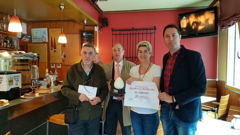 El concejal Sergio Lozano y la Asociación General de Hostelería entregan el premio de la "Tapa del Huevito" a la responsable del Bar Adrián de Palencia