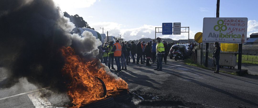 Fuego durante la concentración de los trabajadores de la proveedora de aluminio Alu Ibérica delante de la fábrica en A Coruña, Galicia