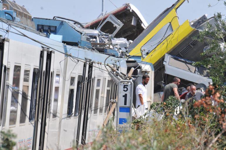 Miembros de los servicios de rescate en el lugar donde se produjo el choque frontal entre dos trenes.