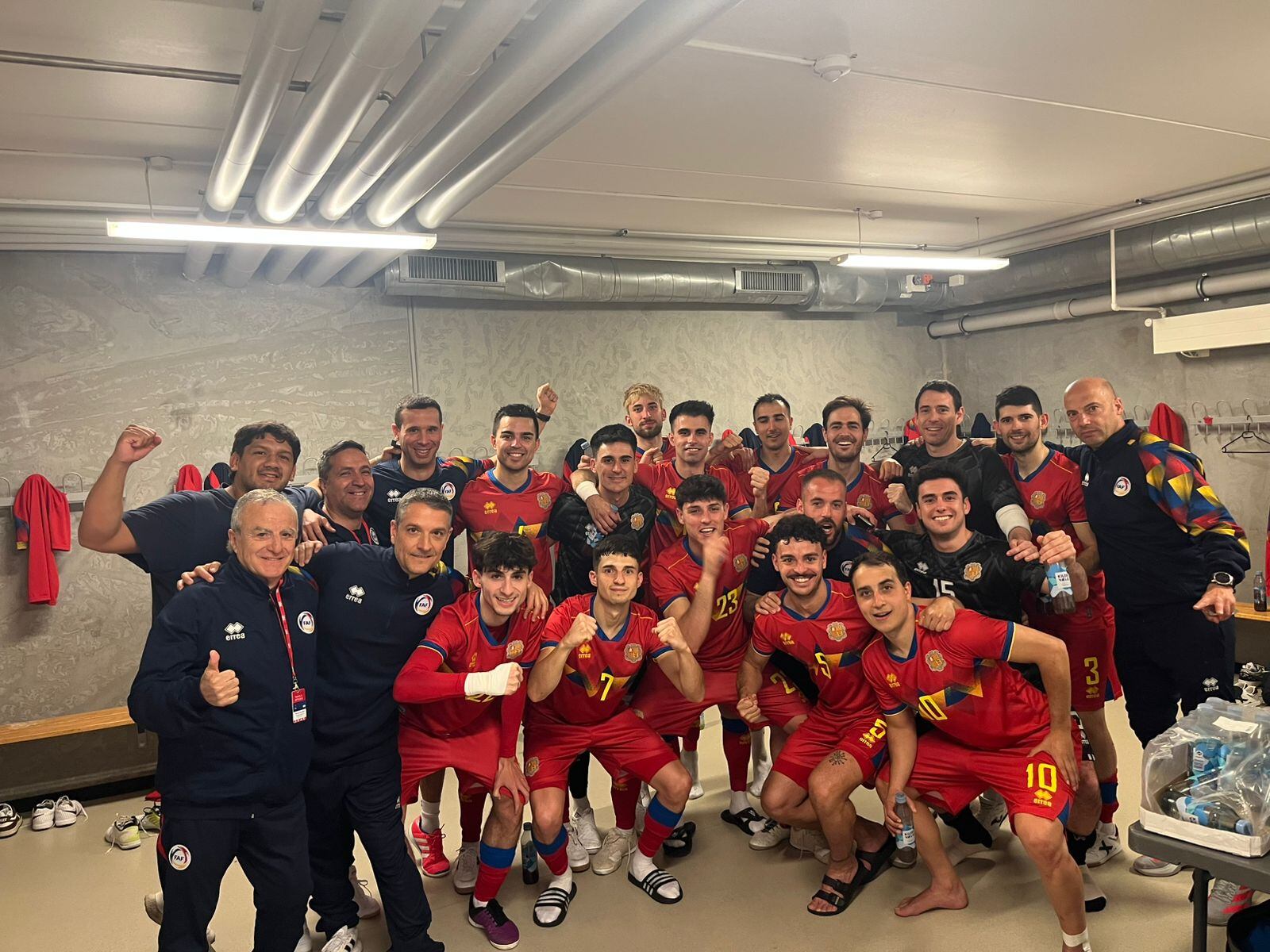 La selecció de futbol sala celebra al vestidor la contundent victòria davant Escòcia al primer partit del premundial