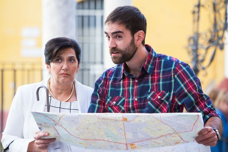 Iñaki con su madre por las calles de Sevilla en &#039;Allí abajo&#039;