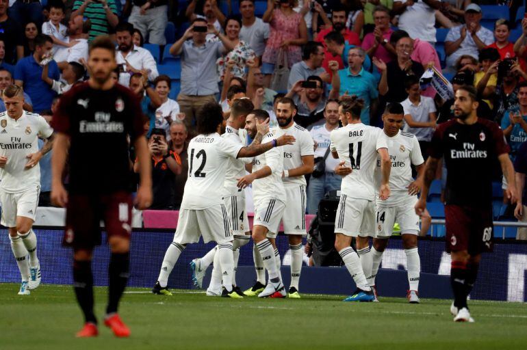 El Real Madrid, celebrando el primer tanto de Benzema