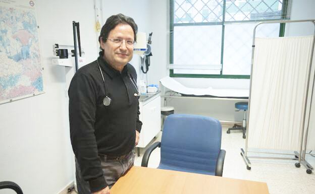 Juan Bellón en su centro de salud