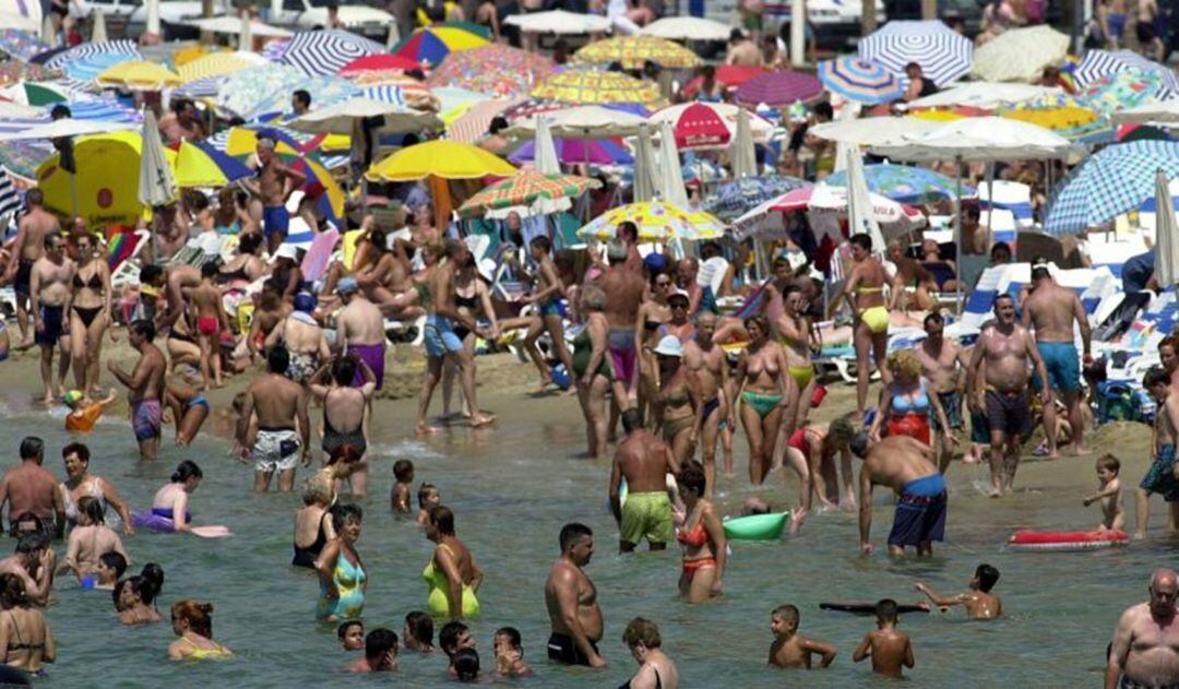 Una playa de Benidorm en agosto (archivo)