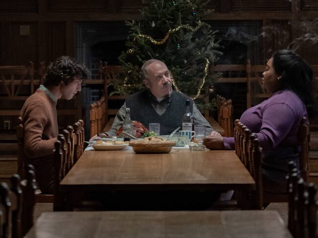 HO_14895_R
(l-r.) Dominic Sessa stars as Angus Tully, Paul Giamatti as Paul Hunham and Da’Vine Joy Randolph as Mary Lamb in director Alexander Payne’s THE HOLDOVERS, a Focus Features release.
Credit: Seacia Pavao / © 2023 FOCUS FEATURES LLC