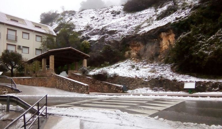 Vuelve a nevar en el Parque Natural de Cazorla, Segura y las Villas. Aspecto esta mañana del &quot;Lavadero&quot; a la entrada de La Iruela