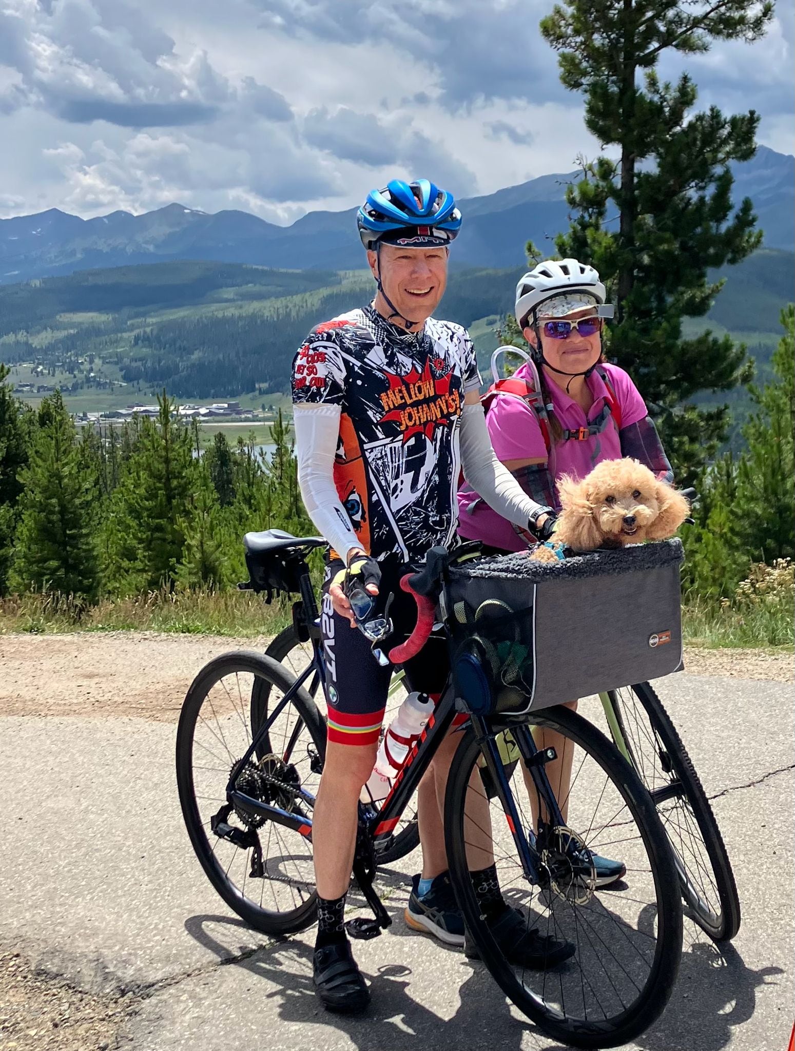Con su esposa montando en bici