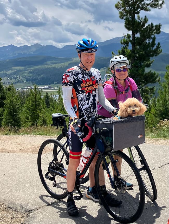 Con su esposa montando en bici