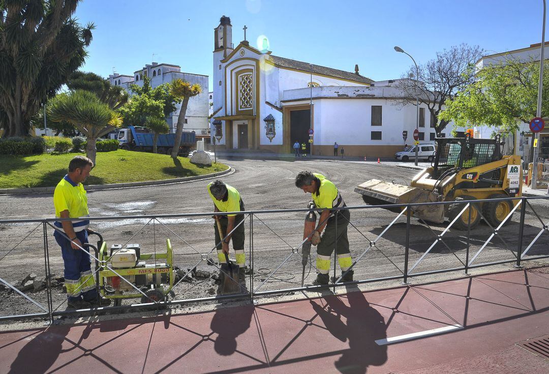 Operarios trabajando en la Barriada de La Plata