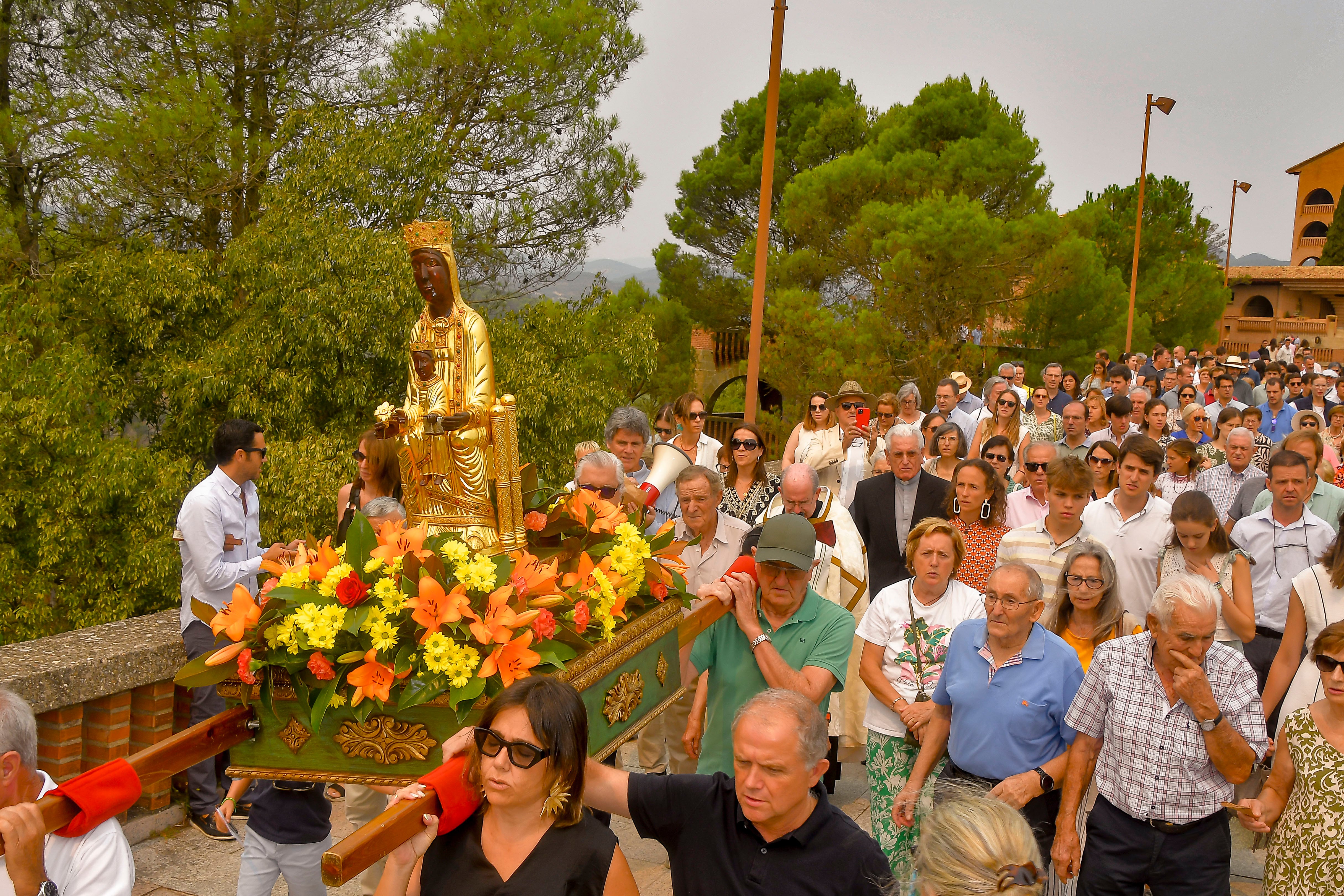 Procesión hasta la ermita en la fiesta de la Virgen de Torreciudad.