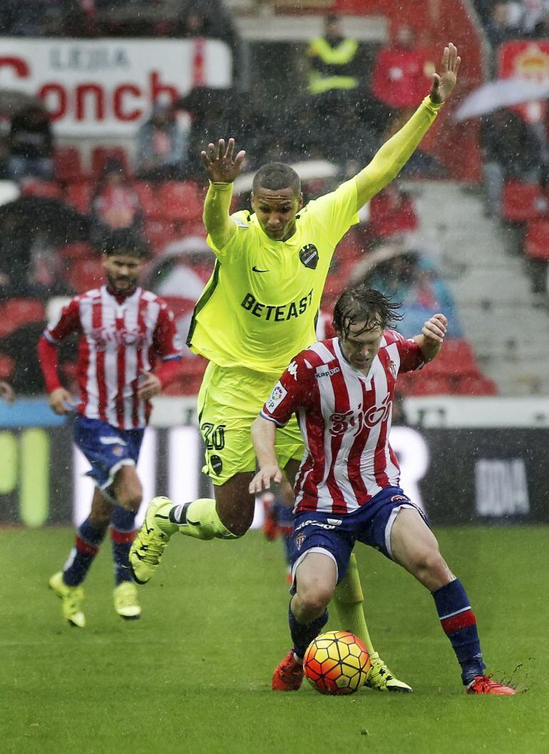 GRA109. GIJÓN, 22-11-2015.- El delantero brasileño del Levante Deyverson Acosta (i) lucha un balón con el centrocampista croata del Sporting Alen Halilovic (d), durante el partido de la duodécima jornada de liga de Primera División disputado hoy en el estadio El Molinón de Gijón. EFE-Alberto Morante