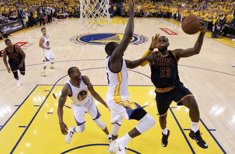 LeBron ataca el aro de los Warriors en el segundo partido de las Finales de la NBA.