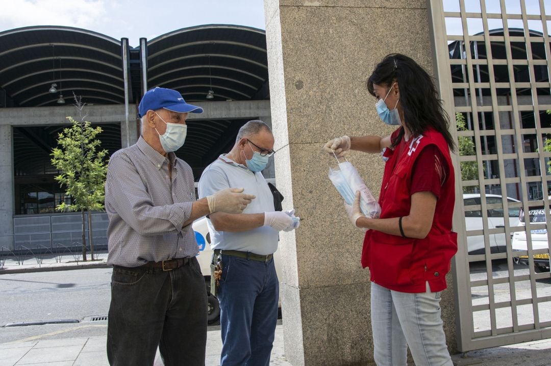 Una voluntaria de Cruz Roja durante un reparto de mascarillas