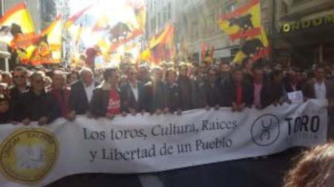 Imagen de la cabecera de la manifestación celebrada en Valencia a favor de las corridas de toros.