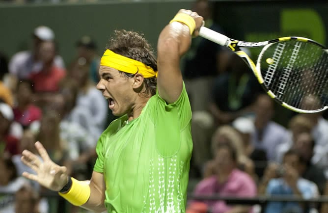 El tenista español Rafael Nadal devuelve la bola al suizo Roger Federer durante el juego de semifinales del Abierto Sony Ericsson en el Tennis Center en Crandon Park, Cayo Vizcaíno (EE.UU.)