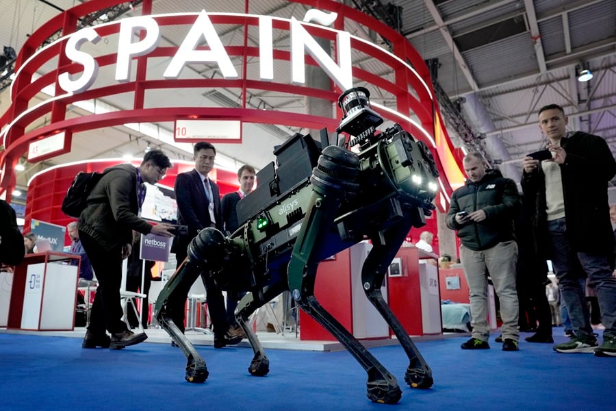 GRAFCAT572. BARCELONA, 28/02/2024.- Un chaleco que permite visualizar el estado de un corazón, una aplicación para manipular en remoto un teléfono móvil, un robot que dispensa medicamentos o una visita virtual al Estadio Bernabéu son algunas de las novedades que las pymes españolas exhiben en el Pabellón de España del MWC de Barcelona. EFE/Alejandro García