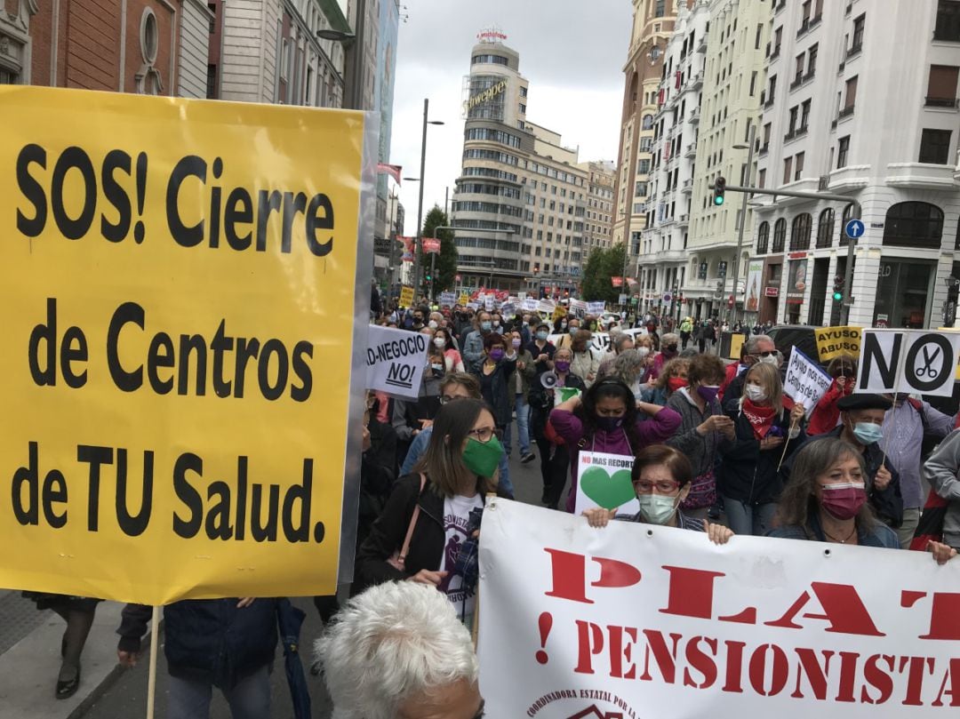 Manifestación de la marea blanca en la Gran Vía de Madrid