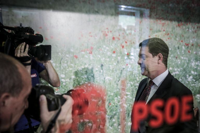 El presidente castellanomanchego, Emiliano García-Page, posa para los medios gráficos en la sede del PSOE en la calle Ferraz de Madrid