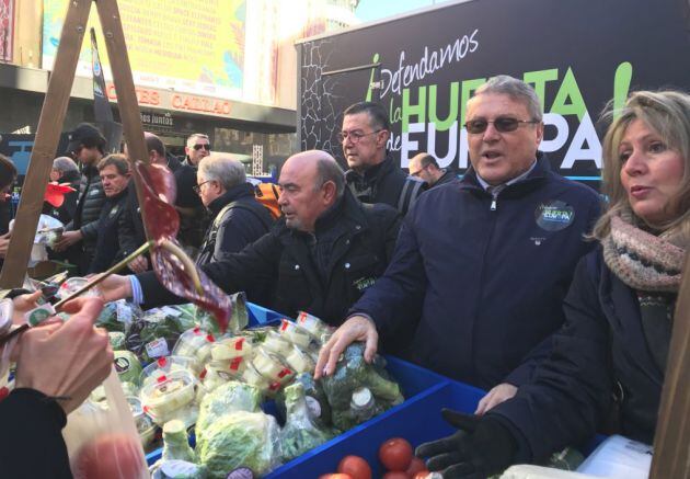 Regalando frutas y verduras en Madrid.