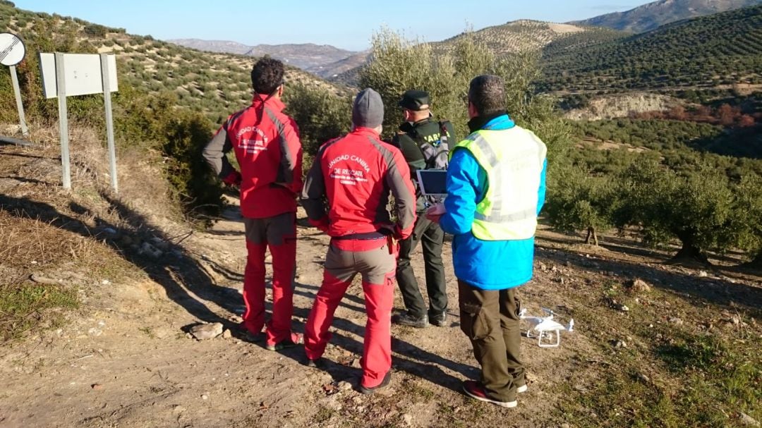 Guardia Civil y Bomberos de la Unidad Canida del Consorcio Provincial durante el dispositivo de búsqueda en Priego de Córdoba