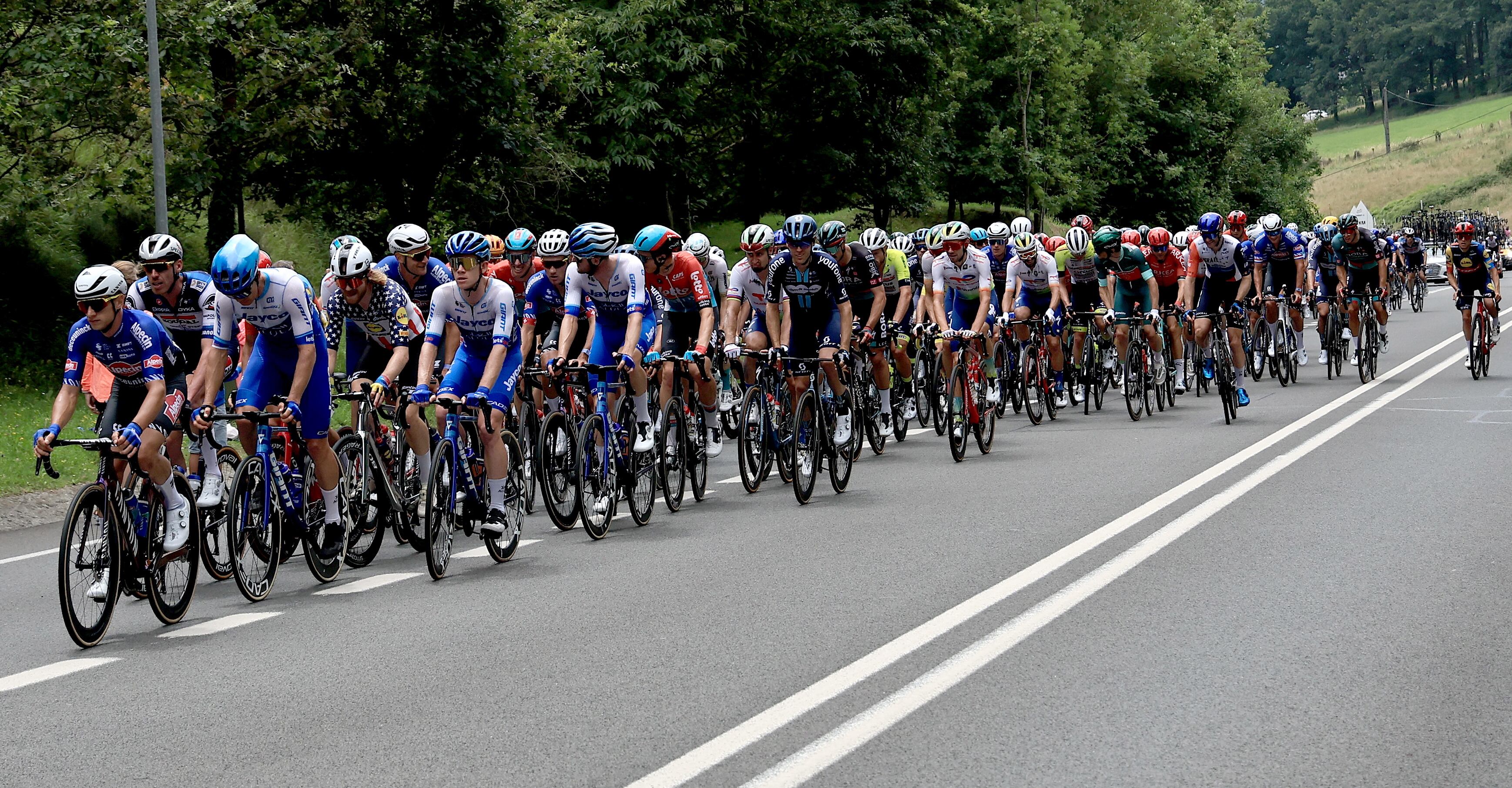 Amorebieta-etxano (Spain), 03/07/2023.- The pack of riders in action during the third stage of the Tour de France 2023, a 193,5km race from Amorebieta-Etxano in Spain to Bayonne in France, 03 July 2023. (Ciclismo, Francia, España) EFE/EPA/CHRISTOPHE PETIT TESSON