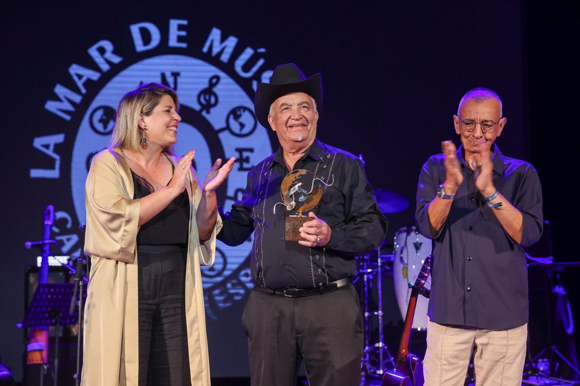 23/07/2024 La estrella cubana Eliades Ochoa, Premio La Mar de Músicas 2024.

El cantante y guitarrista cubano Eliades Ochoa, &quot;estrella viva del festival La Mar de Músicas de Cartagena&quot;, ha recibido el Premio La Mar de Músicas antes de su concierto en el Auditorio Paco Martín del Parque Torres. Eliades Ochoa actuó por primera vez en Cartagena en 1998, cuando se celebró el especial Cuba, han informado fuentes de la organización del festival.

CULTURA ESPAÑA EUROPA MURCIA
AYUNTAMIENTO DE MURCIA
