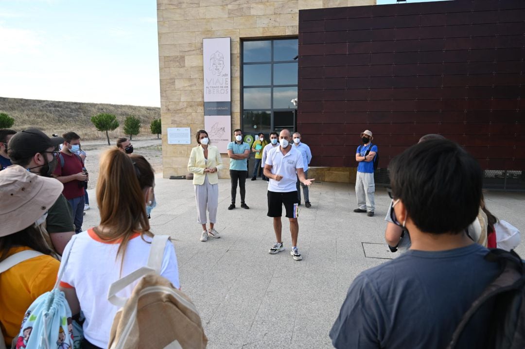 Recepción de los jóvenes participantes en la segunda edición de &quot;Cástulo Joven&quot;.